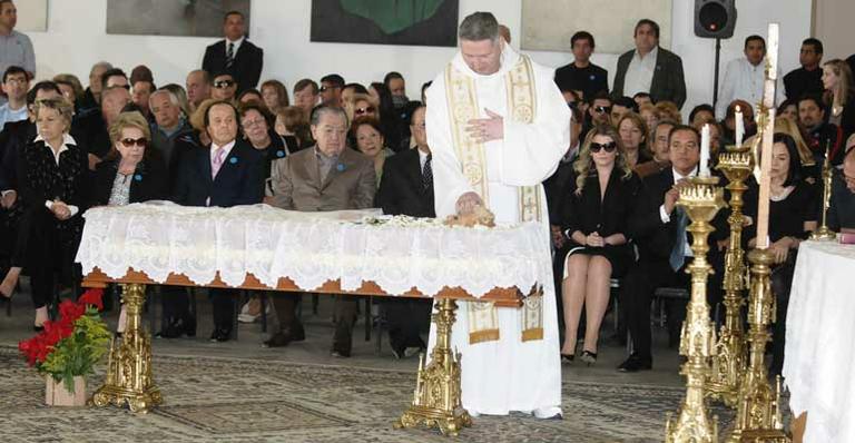 Padre Marcelo Rossi reza missa de corpo presente no velório de Hebe Camargo