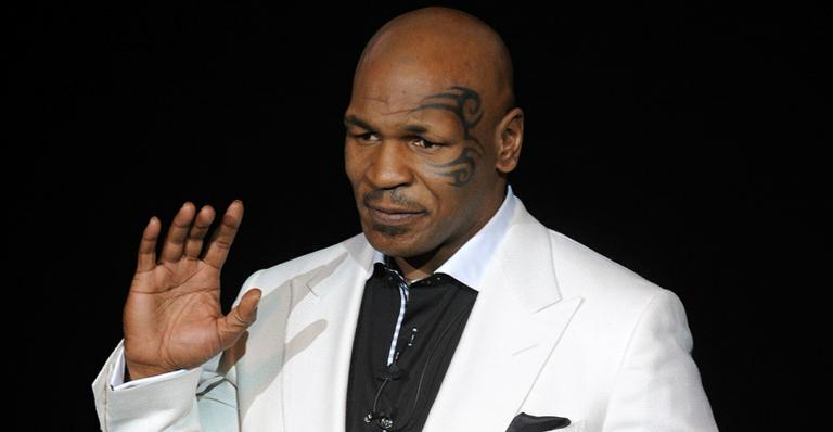 Mike Tyson coloca pinos de titânio no pescoço