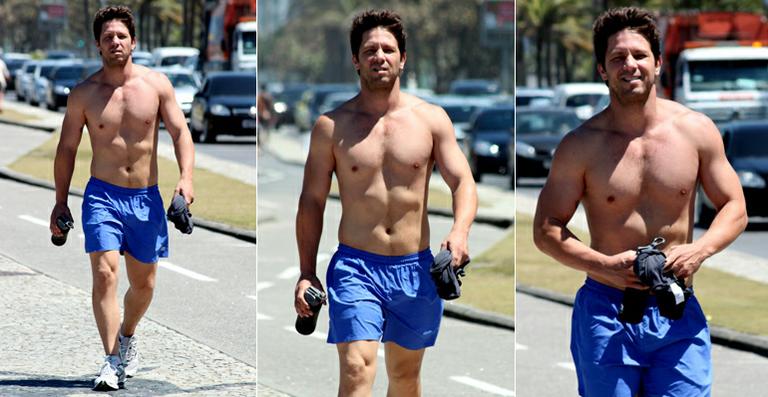 Mário Frias exibe boa forma em caminhada na praia