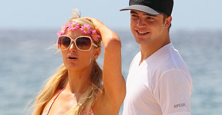 Novo namorado de Paris Hilton agride homem no rosto em boate de Las Vegas