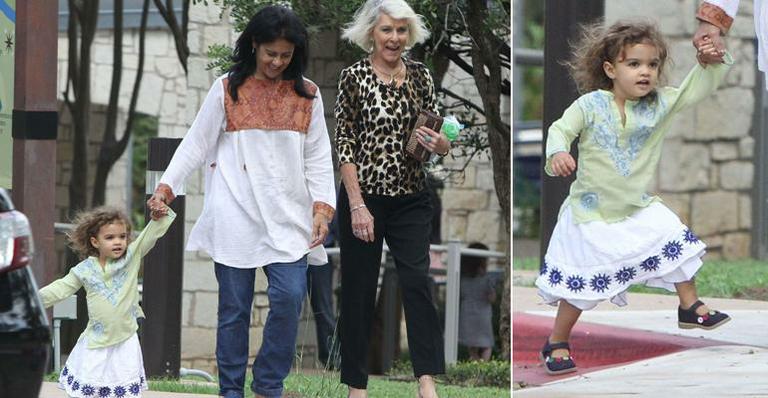 Filha de Camila Alves passeia com avós