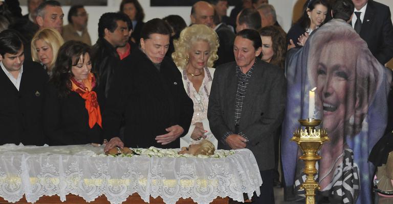 Silvio Santos e sua Iris no adeus a Hebe Camargo