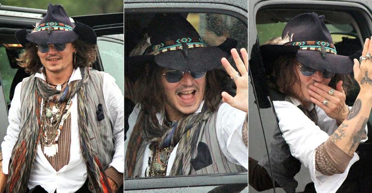 Johnny Depp faz visita surpresa à tribo