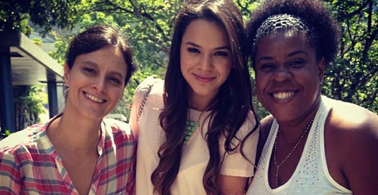 Bruna Marquezine tieta atrizes de ‘Avenida Brasil’ em dia no Projac