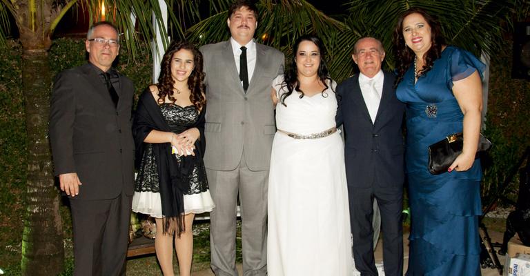 Renato Aragão leva a primeira neta ao altar