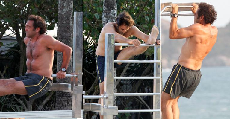 Aos 50 anos, Domingos Montagner exibe boa forma na praia