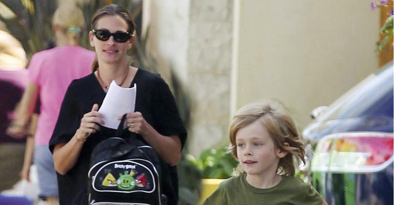 Julia Roberts passeia com o filho em Malibu
