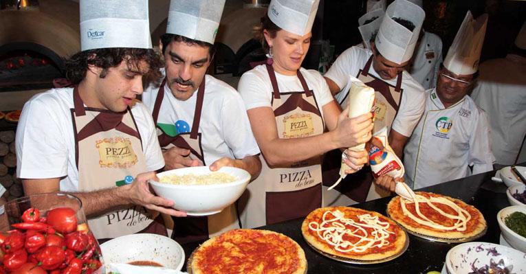 Estrelas colocam a mão na massa e fazem pizza em evento do bem