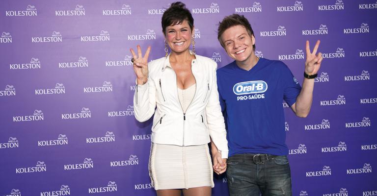 Michel Teló tieta Xuxa em evento