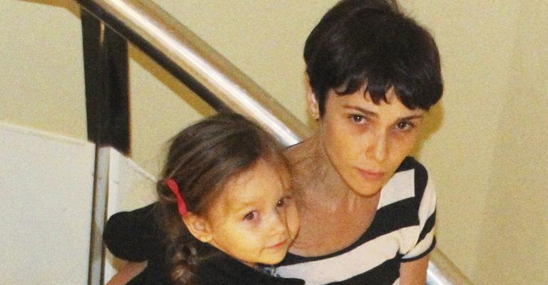 Débora Falabella curte passeio com a filha no Rio de Janeiro