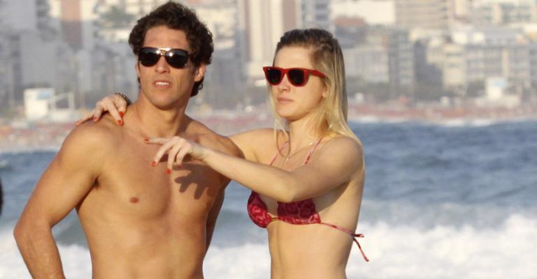 Flávio Canto e Fiorella Mattheis vão à praia no Rio