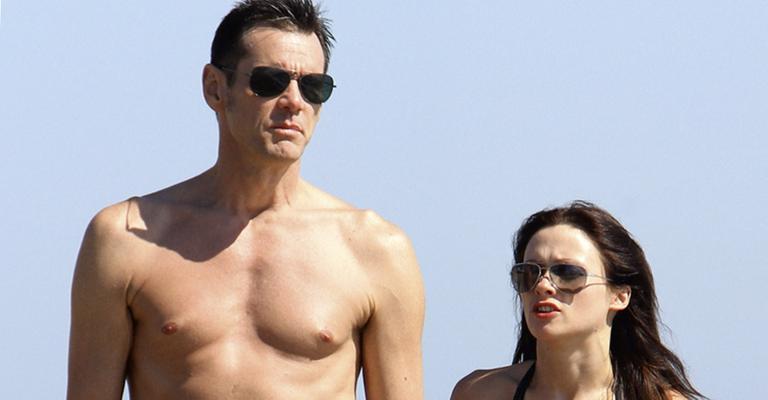 Jim Carrey exibe ótima forma em Malibu