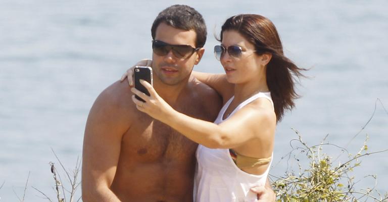 Bárbara Borges passeia com o amado no Rio