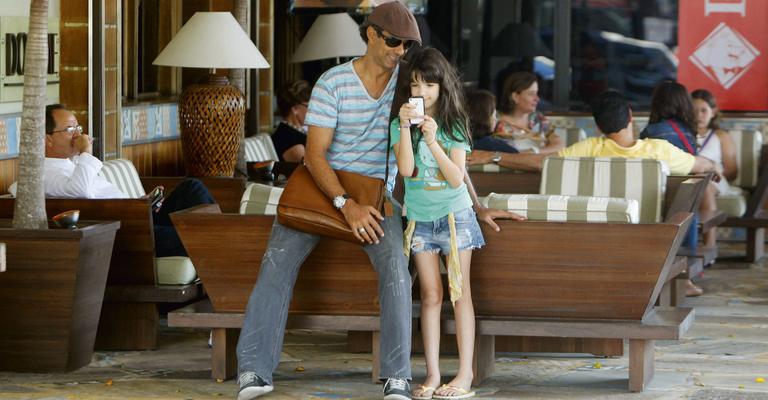Marcos Pasquim se diverte com a filha