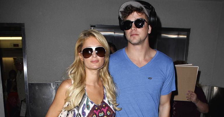 Paris Hilton aproveita férias com modelo no Havaí