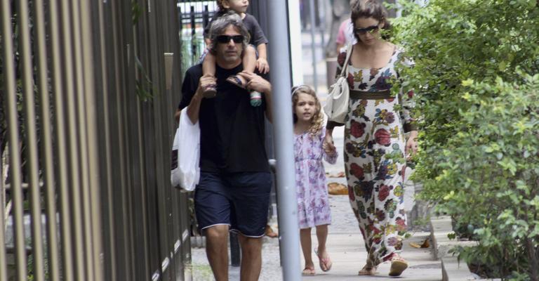 Claudia Abreu aproveita férias em família no Leblon