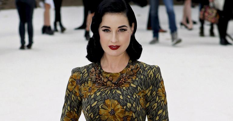 Charmosa, Dita Von Teese atrai atenção na semana de moda de Londres