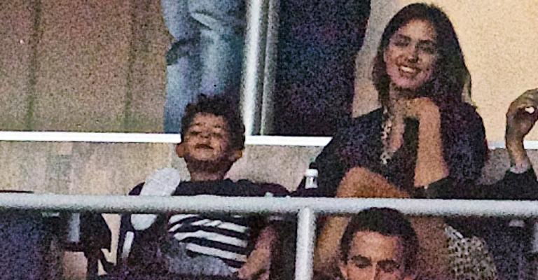 Irina Shayk confere partida de Cristiano Ronaldo com o filho do jogador