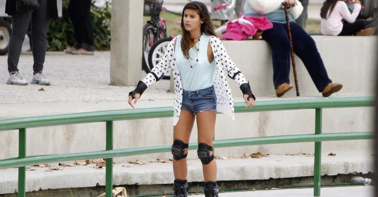 Filha de Otaviano Costa mostra habilidade ao andar de patins