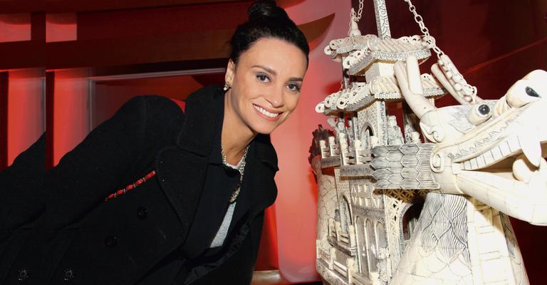 Suzana Pires acompanha exposição sobre a China com o namorado