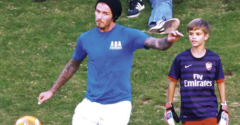 Futebol une David Beckham e Rod Stewart