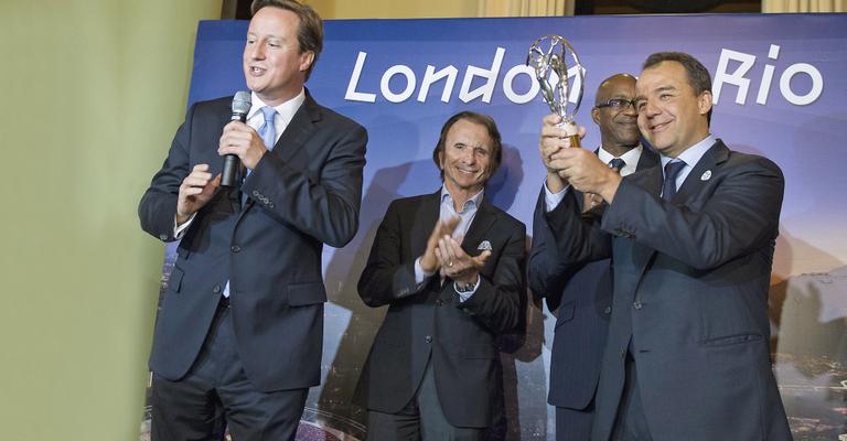 Emerson Fittipaldi com Edwin Moses vão à premiação que homenageia o Rio