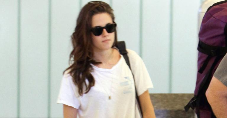 Kristen Stewart desfila aliança de ouro em aeroporto