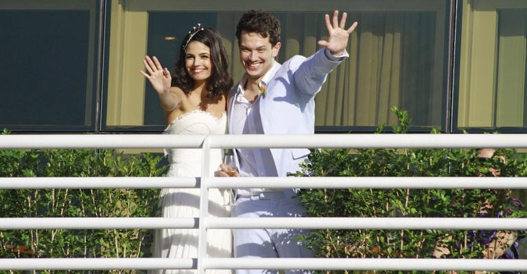 Emanuelle Araújo e Carlos Henrique Blecher acenam após casamento