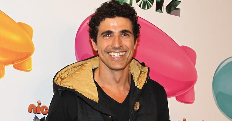 Com o cabelo enrolado, Reynaldo Gianecchini declara: “Ainda não recebi nenhuma cantada”