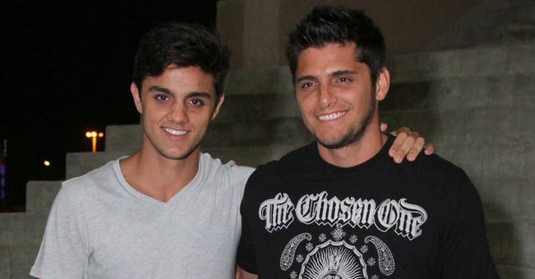 Acompanhado do irmão, Bruno Gissoni curte show de Preta Gil