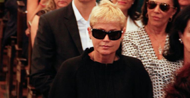 Toda a dor de Xuxa na missa pela memória de Hebe Camargo