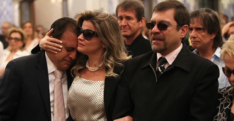 Familiares de Hebe Camargo se emocionam com carinho de fãs, amigos e imprensa