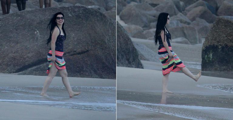 Amy Lee, vocalista do Evanescence, curte dia em praia no Rio