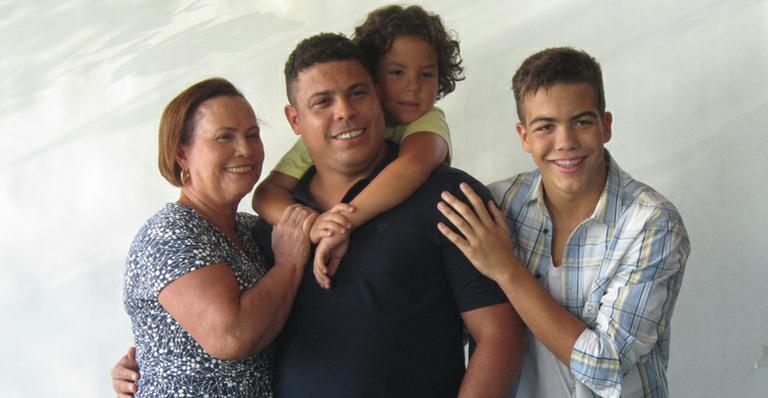 Com Dona Sônia e os filhos Ronald e Alex, Ronaldo estrela campanha publicitária