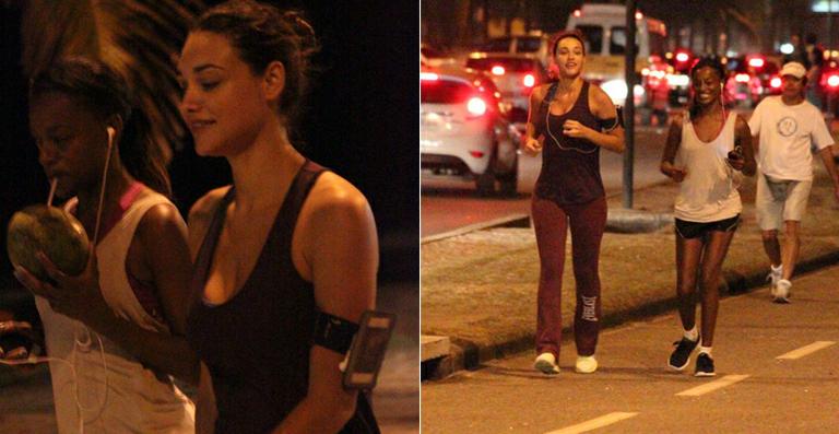 Débora Nascimento corre na orla carioca para se exercitar