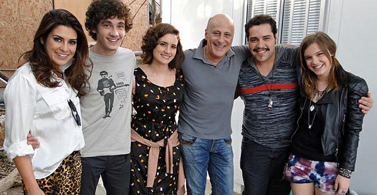 Fernanda Paes Leme e Tiago Abravanel visitam os bastidores de ‘Malhação’