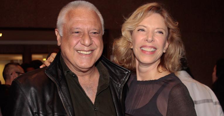 Marília Gabriela e Antonio Fagundes assistem a espetáculo em São Paulo
