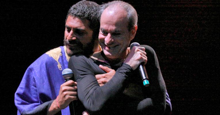 Criolo e Ney Matogrosso cantam juntos no Rio de Janeiro