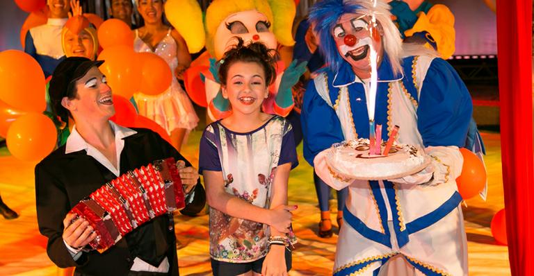 Klara Castanho comemora 12 anos desvendando o mundo mágico do circo