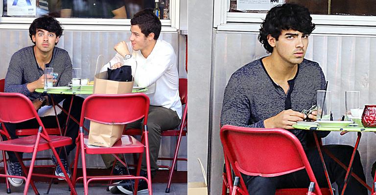 Joe Jonas faz cara feia para fotógrafos em N.Y.