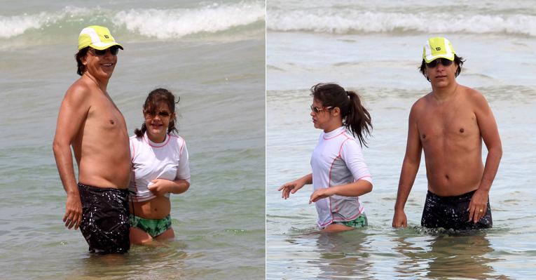 Tom Cavalcante aproveita dia praia com sua filha