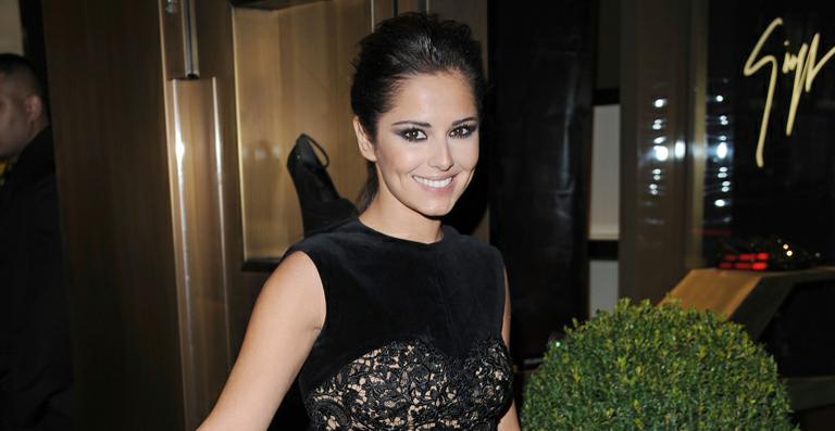 ‘Eu o sacudi, chutei e arranhei seu rosto’, diz Cheryl Cole sobre o episódio em que descobriu a traição do ex-marido