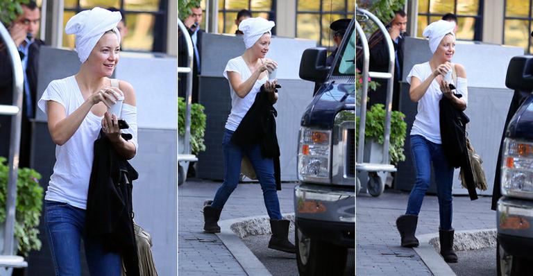 Kate Hudson chega em set de gravações com toalha na cabeça, em Boston