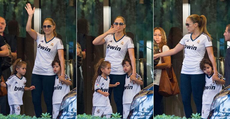 Com camisa do Real Madrid, Jennifer Lopez acena para os fotógrafos na Espanha