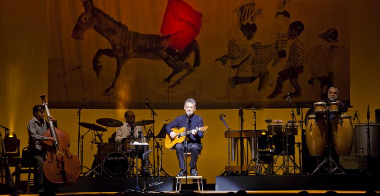 Chico Buarque lança DVD de seu último espetáculo ‘Na Carreira’