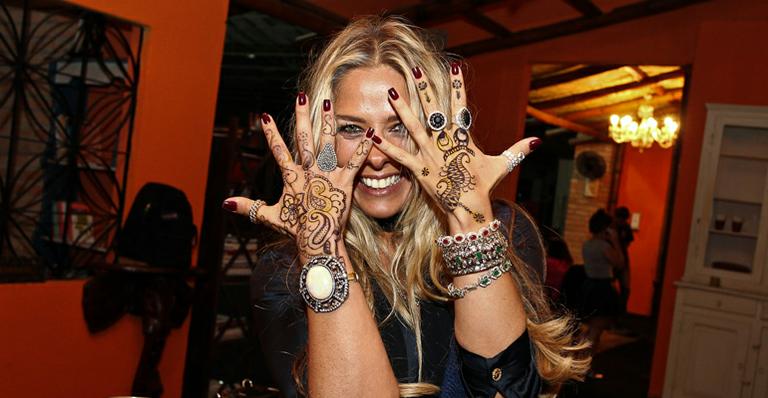 Adriane Galisteu aparece tatuada ao posar para campanha de moda