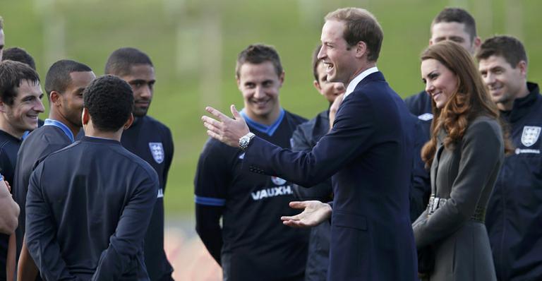 Príncipe William e Kate Middleton conferem centro de treinamento da seleção inglesa de futebol