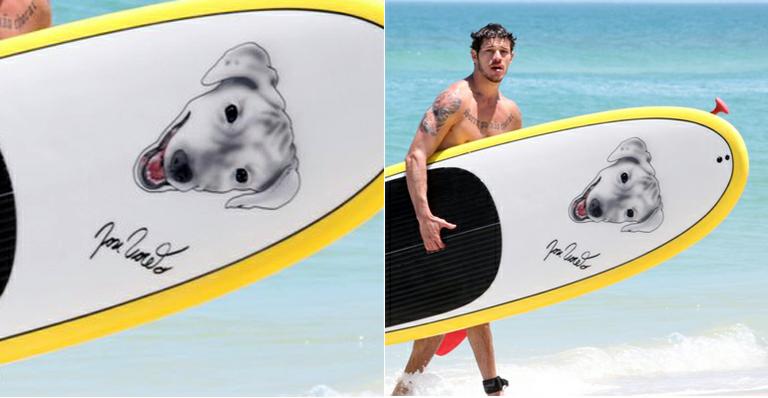 José Loreto exibe corpão e prancha personalizada na praia