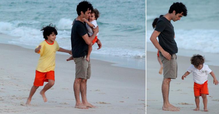 Caio Blat em dia de passeio com o filho e o enteado