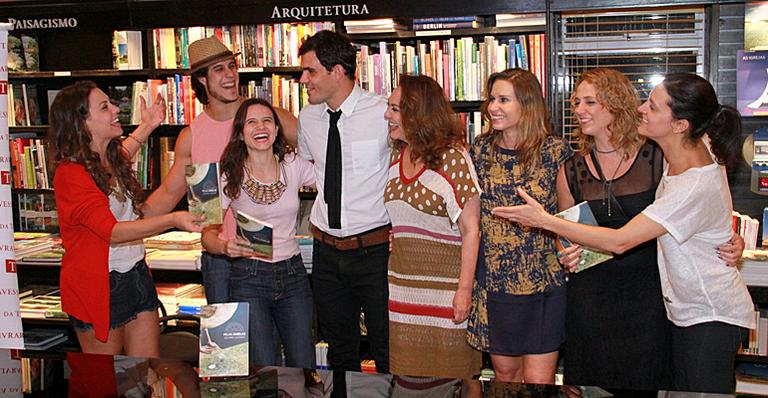 Elenco de ‘Avenida Brasil’ prestigia Juliano Cazarré em lançamento de livro